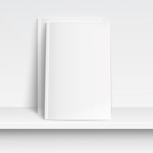 白色书架上的两个空白白色杂志