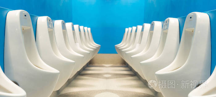 现代公厕内饰一排小便尿在蓝色背景