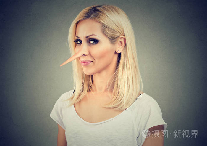 微笑狡猾的女人与长鼻子.骗子的概念.表情, 情绪, 感情