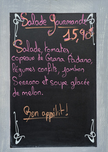 菜单板与一家法国餐馆的广告