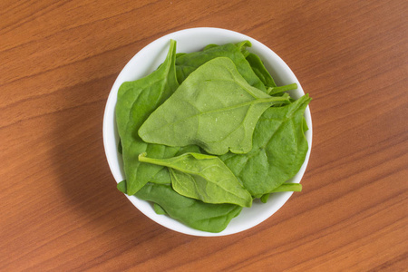 菠菜叶子巴西菠菜在碗里的叶子照片