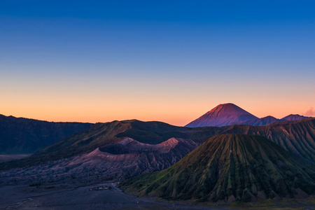 装载溴溴腾格里 semeru 国家公园的火山