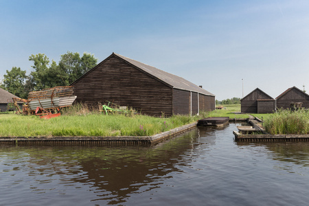 荷兰的老木谷仓附近的一条运河