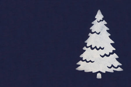 一棵白色的圣诞树, 通过一个深蓝色背景上的模具涂上颜料。复制空间
