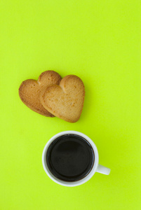 杯咖啡和饼干形式的心