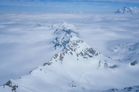 来自瑞士雪郎峰的瑞士天际线的壮丽全景雪山