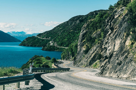 沿山悬崖和湖蜿蜒的道路