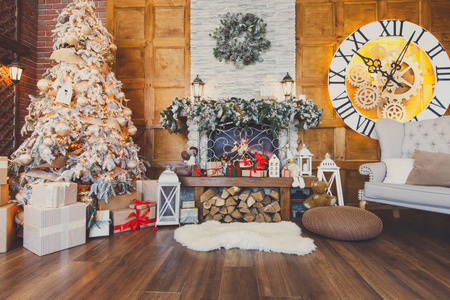 温馨的圣诞装修有棵枞树和壁炉图片