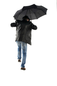 黑色雨伞走在白色背景上的男人