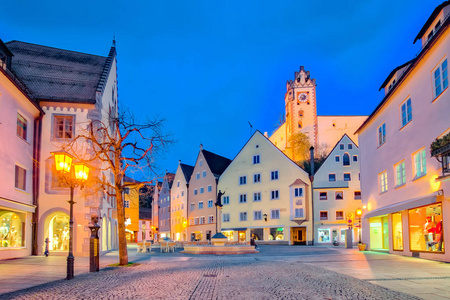 夜晚在德国巴伐利亚州的福森小镇圣芒 Basillica