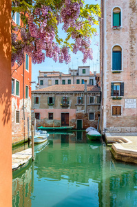 威尼斯, 意大利 威尼斯运河与五颜六色的大厦, 花和小船