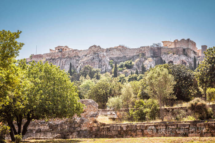 俯瞰著名雅典卫城山的集市全景, 希腊。夏季雅典中心的卫城景色不错。古希腊遗址是雅典的主要旅游胜地