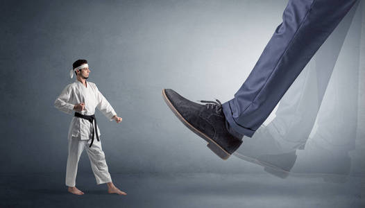 女生踩男人图片