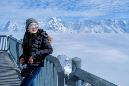 瑞士雪郎峰的年轻女性游客, 饱览瑞士天际线的壮丽全景