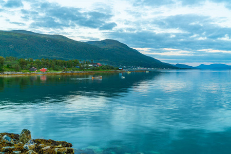 挪威 Troms 县 Ersfjorden 和 Ersfjordbotn 村全景图