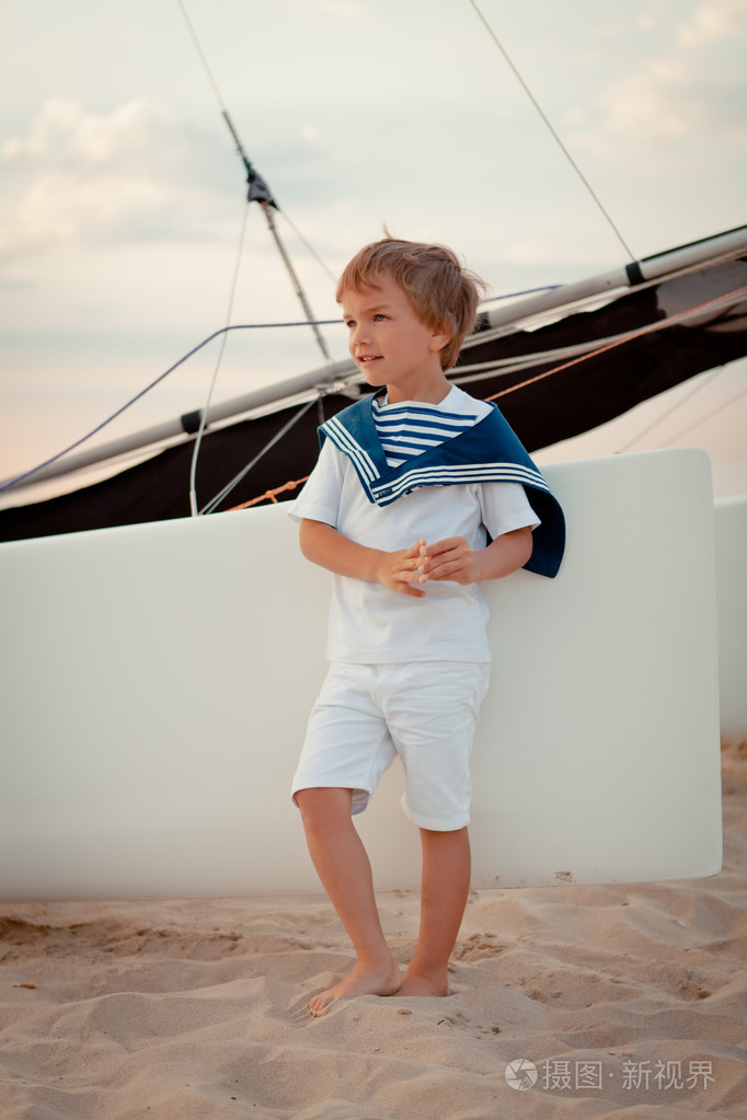 年轻水手附近游艇的肖像