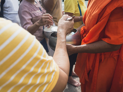 人的手, 同时把食物到佛教僧侣的施舍碗在佛教借给天结束
