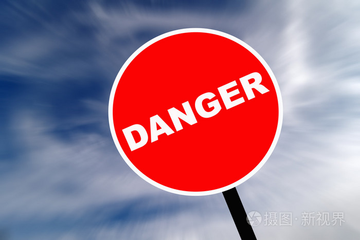 蓝蓝的天空背景上的红色标志危险