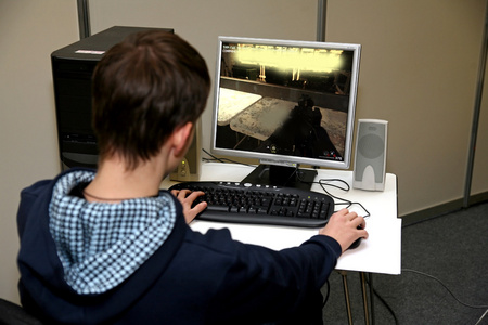 熬夜玩电脑图片