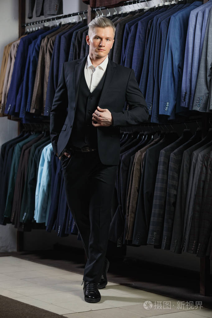 穿着西装的时髦男人.商业风格.时尚形象.办公室工作人员.性感男子站