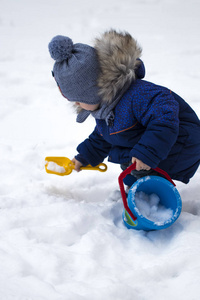 在雪地里玩的开心宝贝男孩