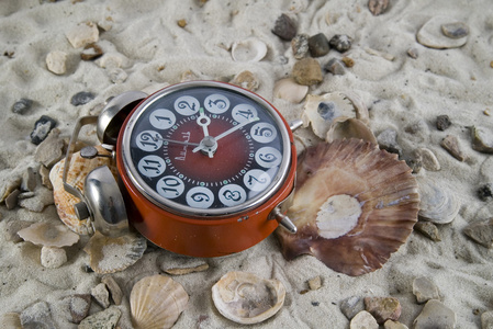 在与贝壳砂的老式手表