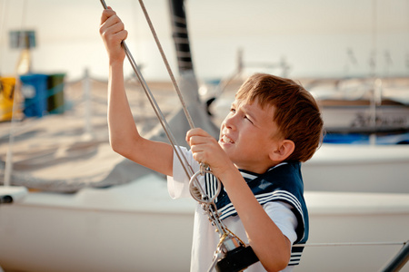 年轻水手附近游艇的肖像
