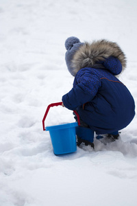 快乐的小孩玩雪，好冬天天气