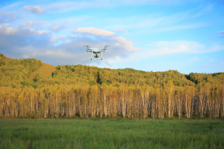 现代无人机飞越绿色草地