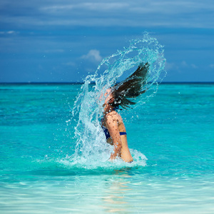 泼水与海洋中的头发的女人