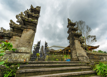 传统的巴厘岛式建筑。pura besakih 寺