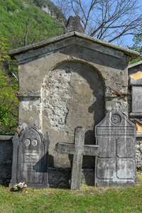 在瑞士卢加诺附近 Salorino 的圣 Zenone 教堂公墓