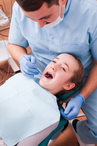 牙医检查牙齿