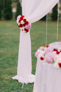 婚礼的一部分, 装饰着红色, 白色和粉红色的花朵