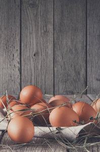 新鲜的鸡肉棕色鸡蛋仿古木 有机农业的概念