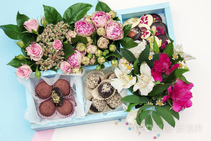糖果手工装饰在一个木盒与鲜花花束照片 正版商用图片06hm94 摄图新视界
