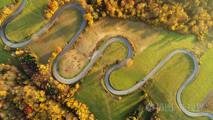 秋景中的道路鸟瞰图