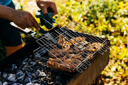 猎人在烧烤上煮鹿肉, 在树林里野餐