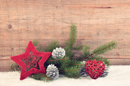 圣诞节背景。在木背景的节日装饰。带复印空间的卡