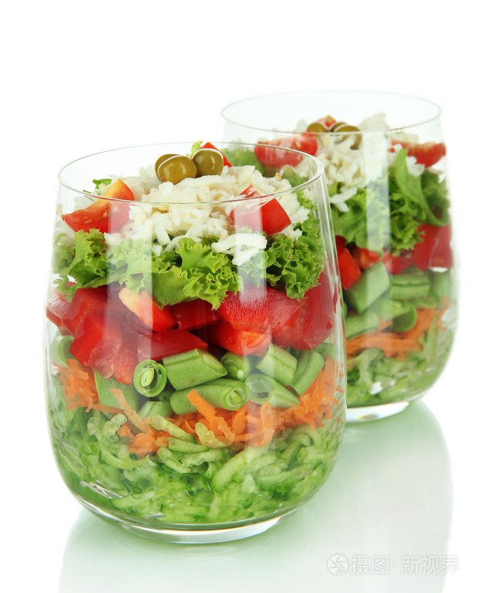 美味沙拉配新鲜蔬菜孤立在白色