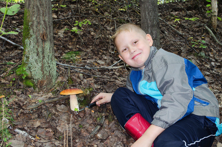 很高兴找到了一个蘑菇的男孩
