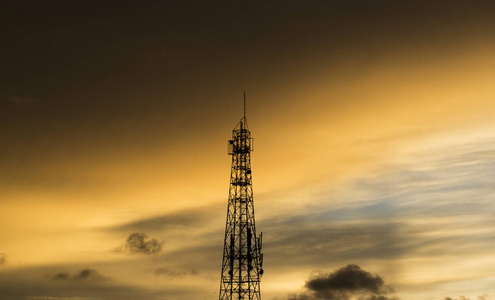 通信塔在日落天空图片
