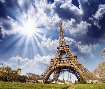 在巴黎艾菲尔铁塔的美妙的看法。la 埃菲尔铁塔与天空