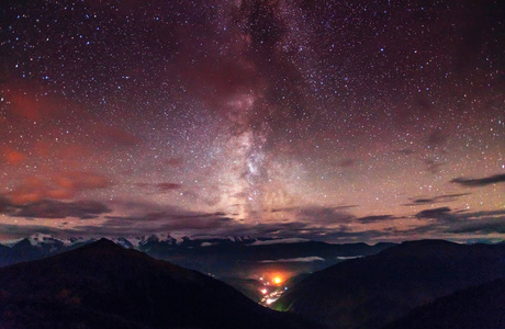 梦幻般的冬天流星的雨和雾中的山