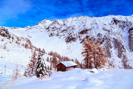 被雪覆盖的高山小屋