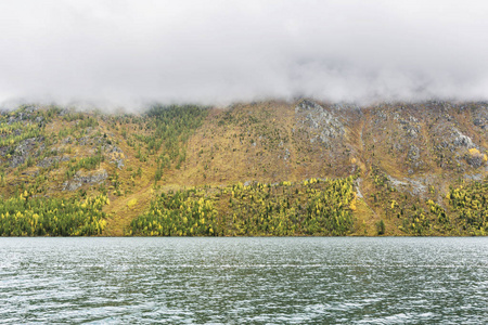 下 Multinskoe 湖, 阿尔泰山脉。俄罗斯。秋天风景