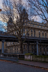 穿越巴黎塞纳河的桥蓬 Hakeim