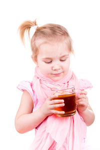 生病的小女孩与水痘喝茶的柠檬