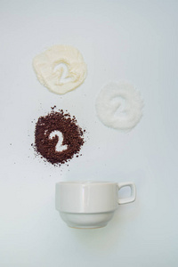 解释热咖啡比成分混合查出的白色背景。咖啡, 糖, 奶精