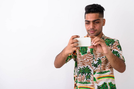 年轻的印度游客穿夏威夷衬衫反对白色 ba